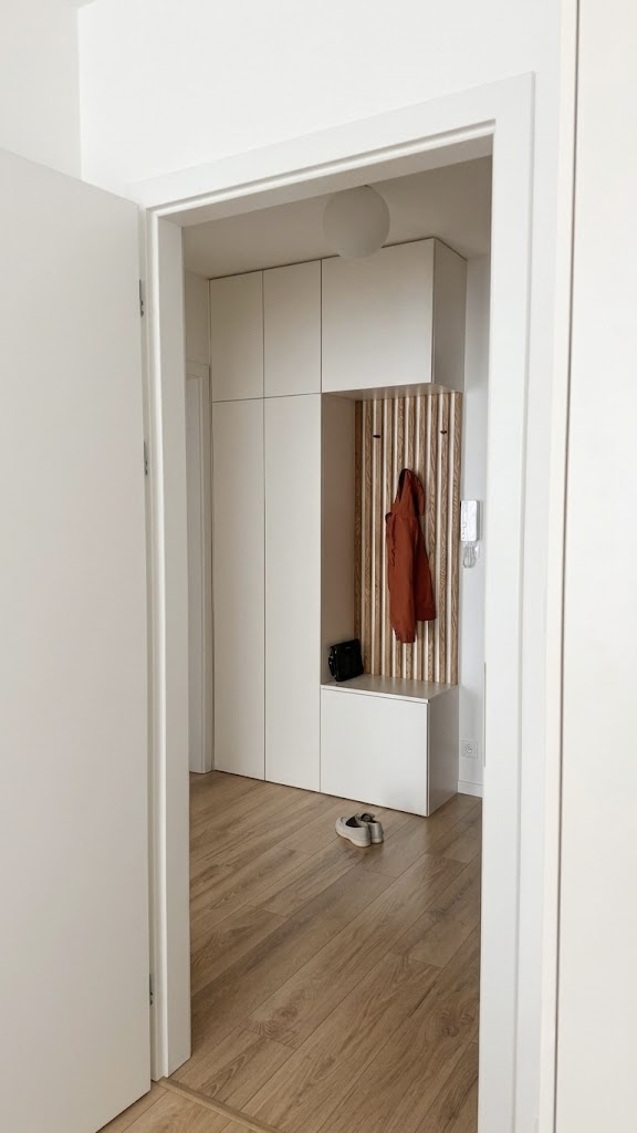 Predsieň s dubovými lamelami — Bratislava
